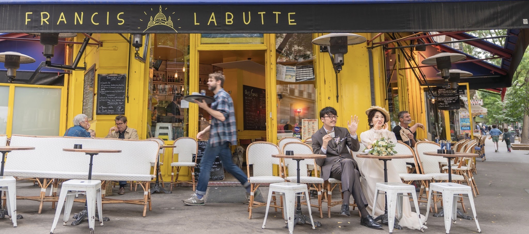 パリのカフェでフォトウェディング