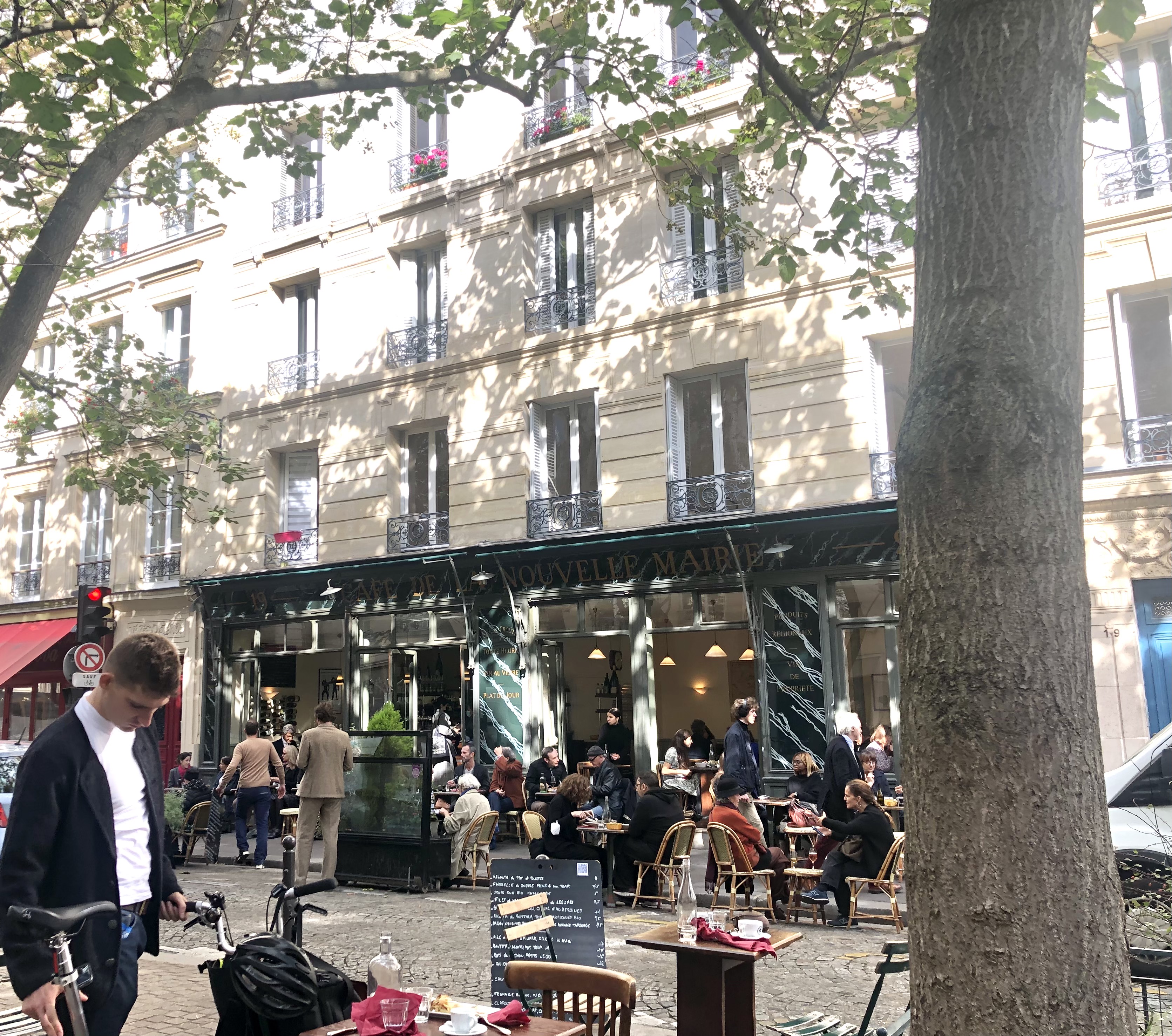 パリのカフェ,エミリーパリへ行く