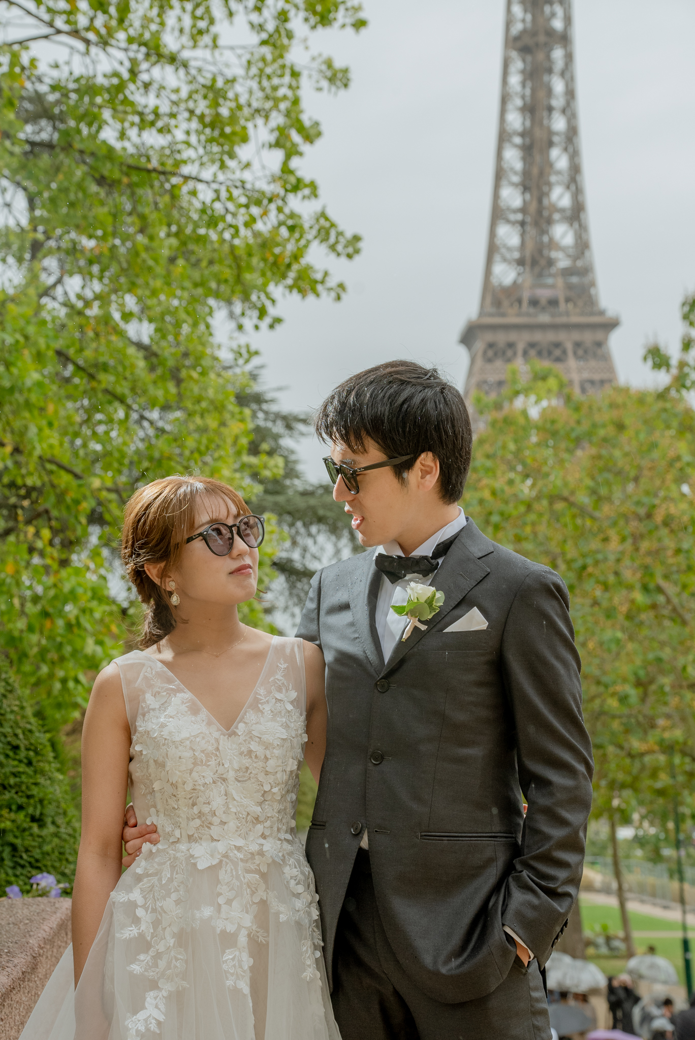 サングラスでエッフェル塔