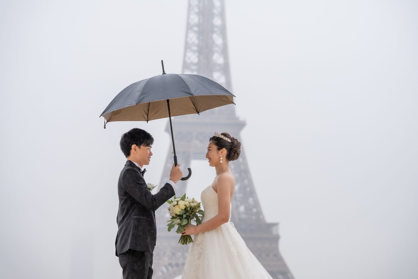 雨のパリフォトウェディング